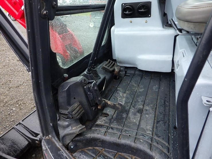 2013-yanmar-vio35-5b-image-35