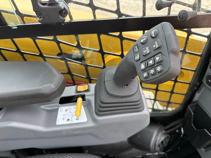 2025-caterpillar-255-image-17