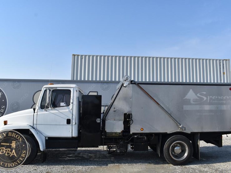 2001-freightliner-fl60-image-2