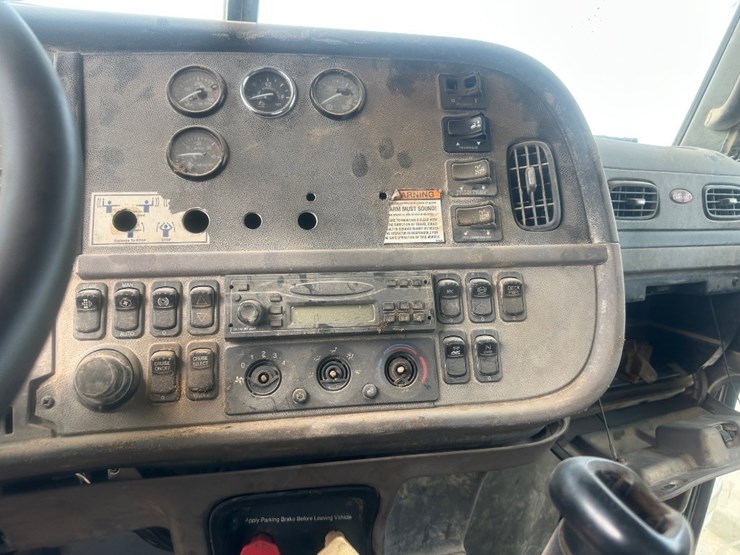 2011-peterbilt-367-image-11