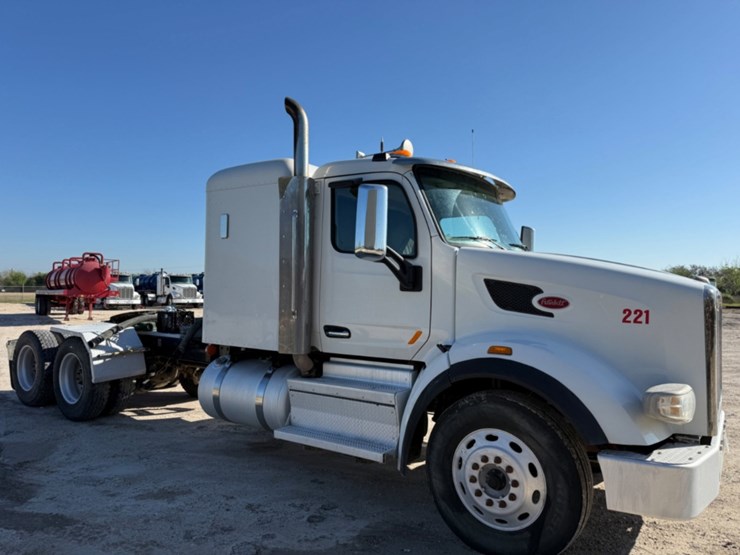 2018-peterbilt-567-image-3