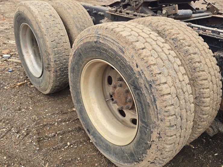 2005-peterbilt-378-image-21