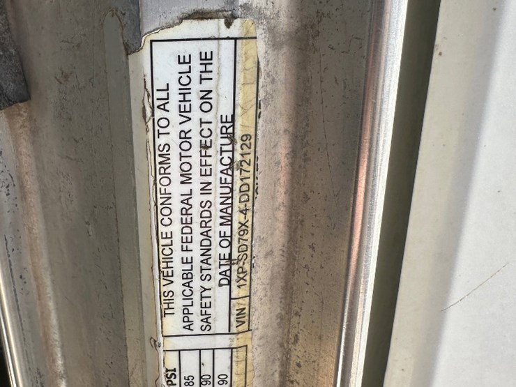 2013-peterbilt-365-image-1