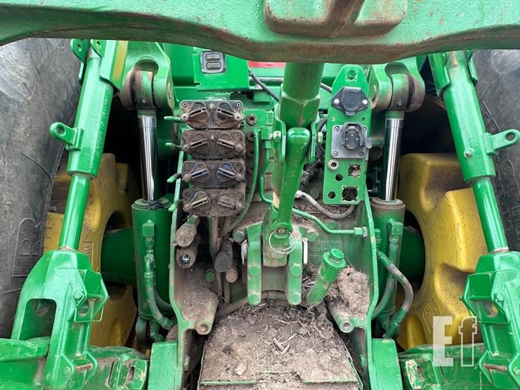 john-deere-8235r-image-13