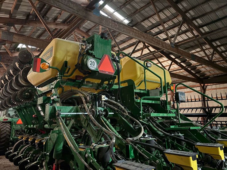 2021-john-deere-2630-image-12