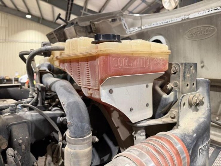 2017-peterbilt-567-image-32