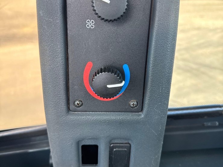 2018-deere-524k-image-25