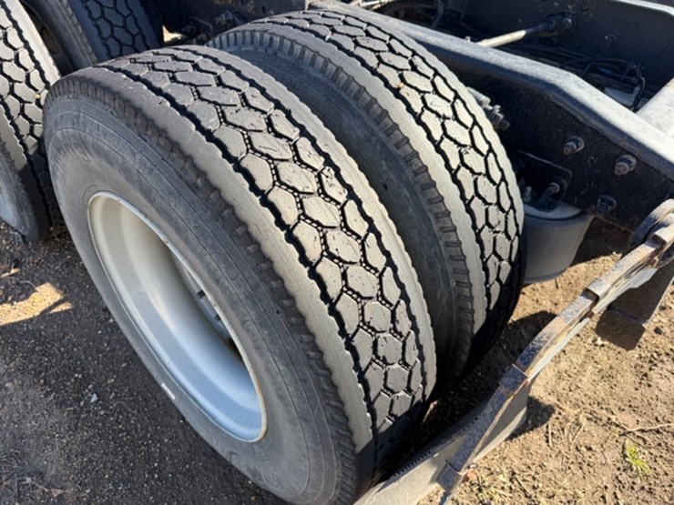 2013-freightliner-cascadia-113-image-10