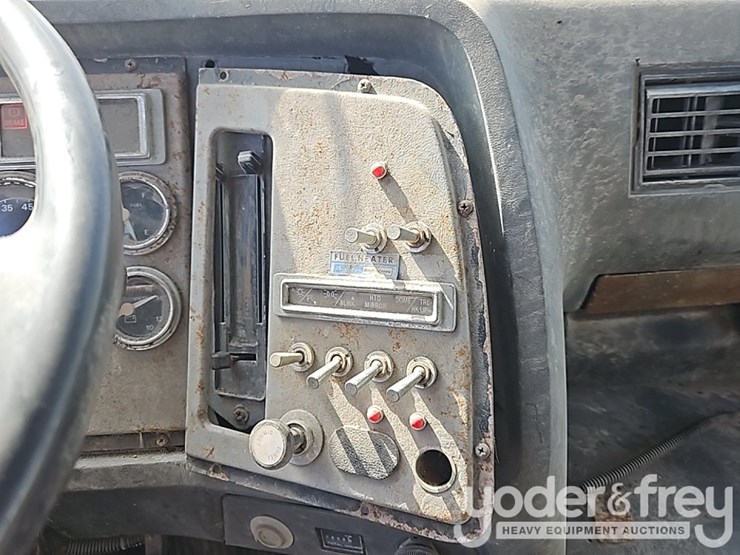 1995-ford-l8000-image-32