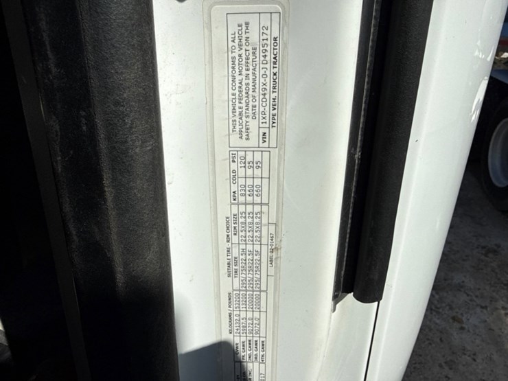 2018-peterbilt-567-image-1