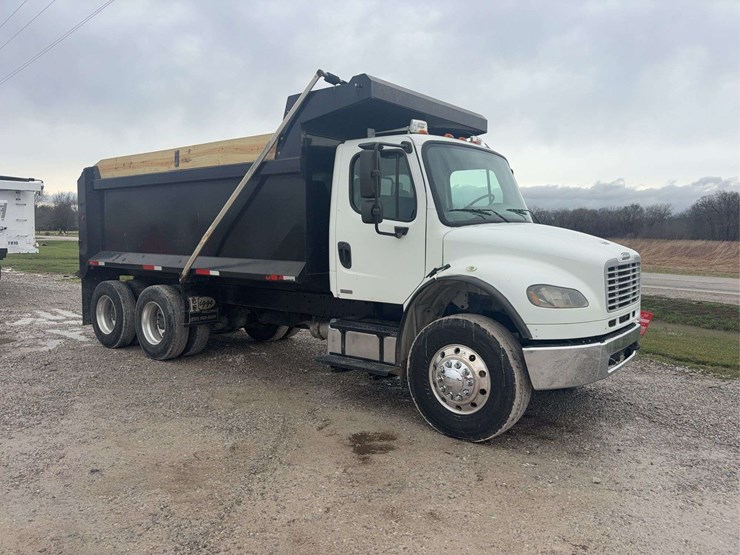 2009-freightliner-business-class-m2-106-image-1