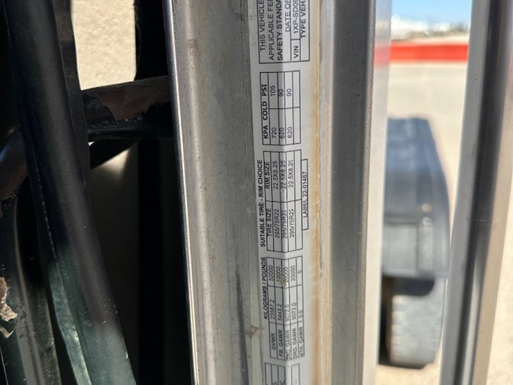 2008-peterbilt-365-image-16