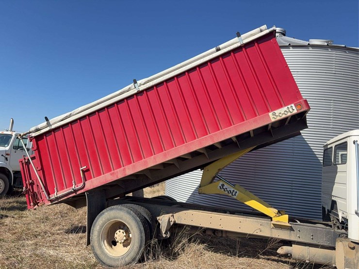 2004-freightliner-fl70-image-26