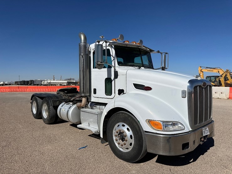 2010-peterbilt-384-image-3