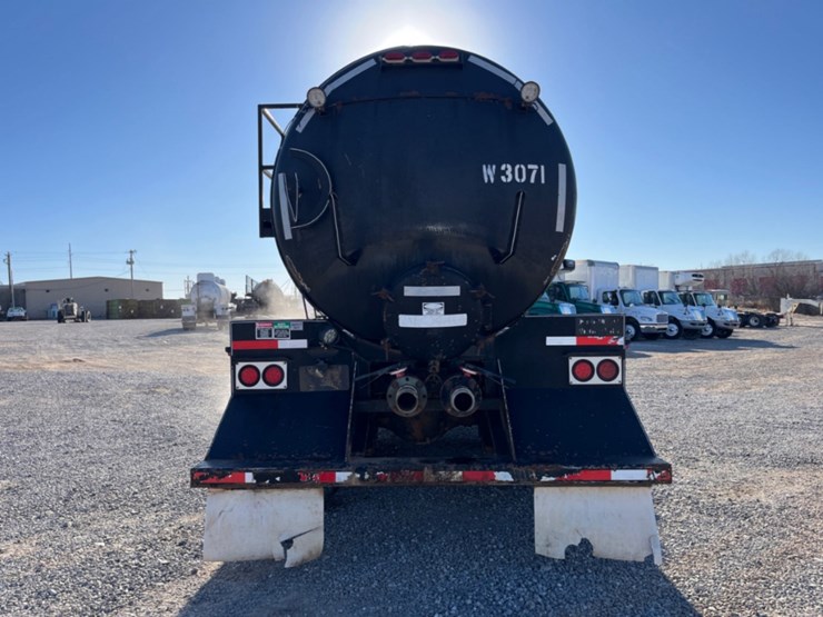 2009-volvo-vhd-bobtail-vacuum-truck-image-6