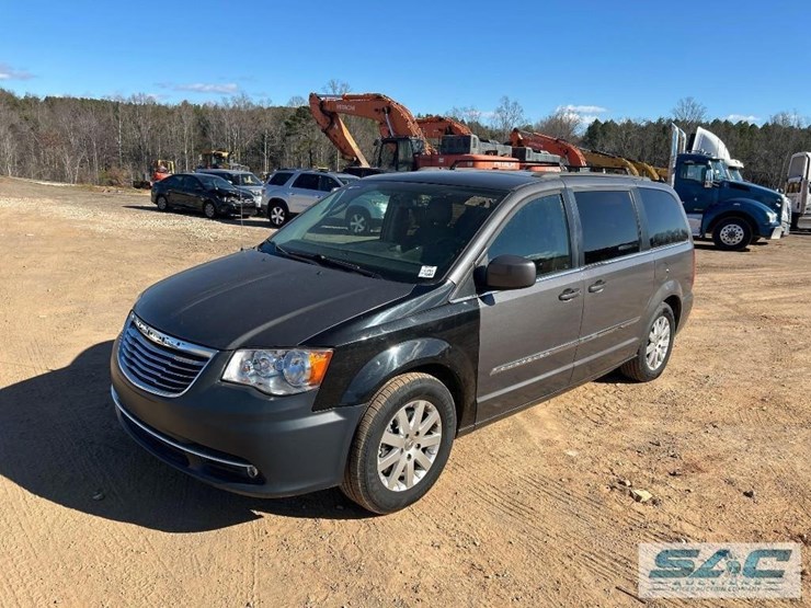 2016-chrysler-town-&-country-image-1