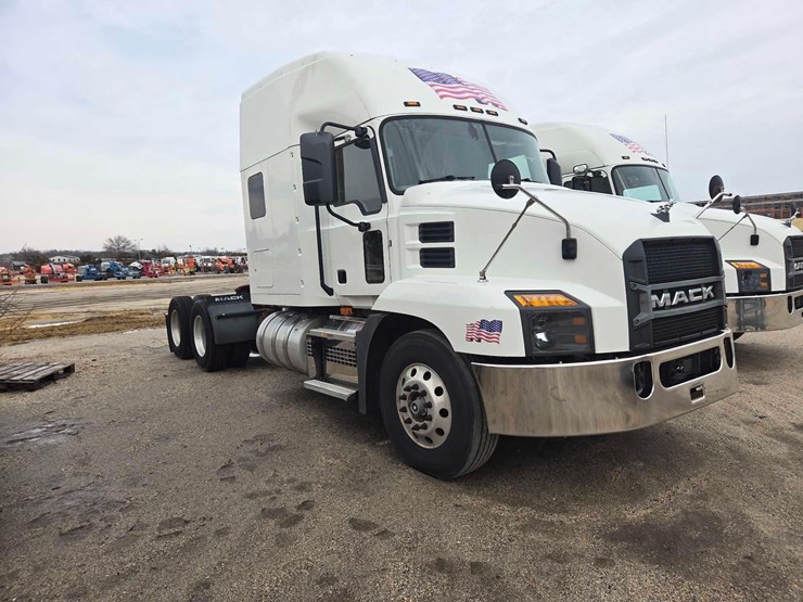 2019-mack-anthem-64t-image-2