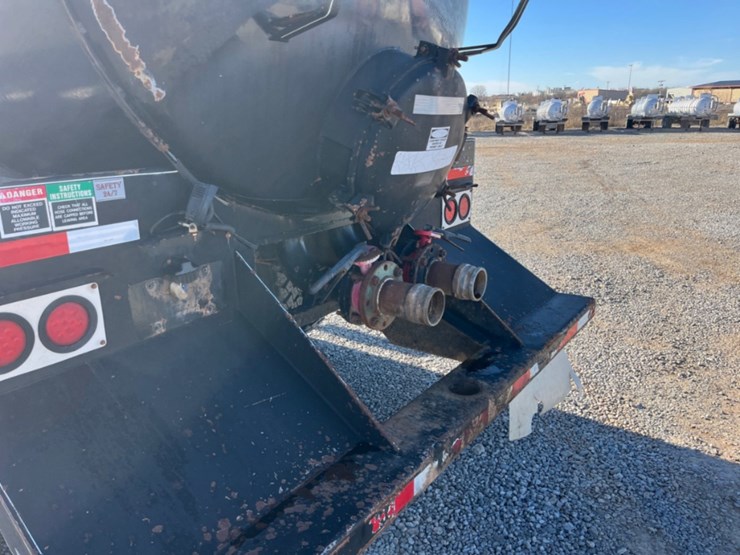 2009-volvo-vhd-bobtail-vacuum-truck-image-17