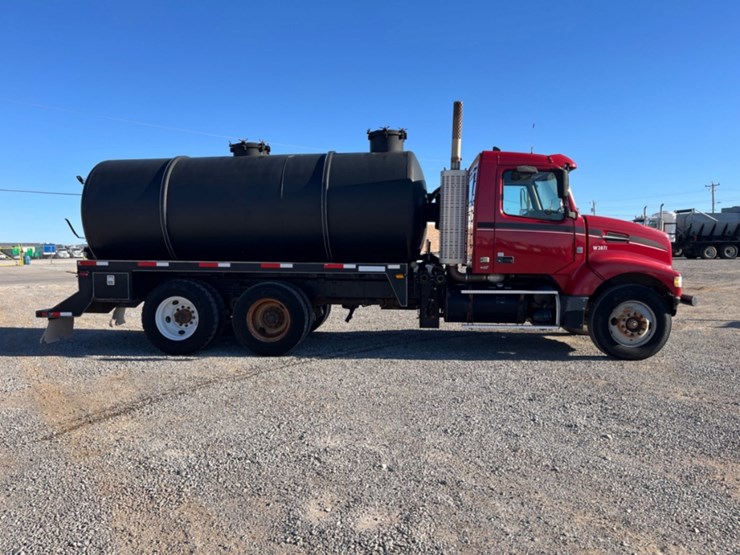 2009-volvo-vhd-bobtail-vacuum-truck-image-4