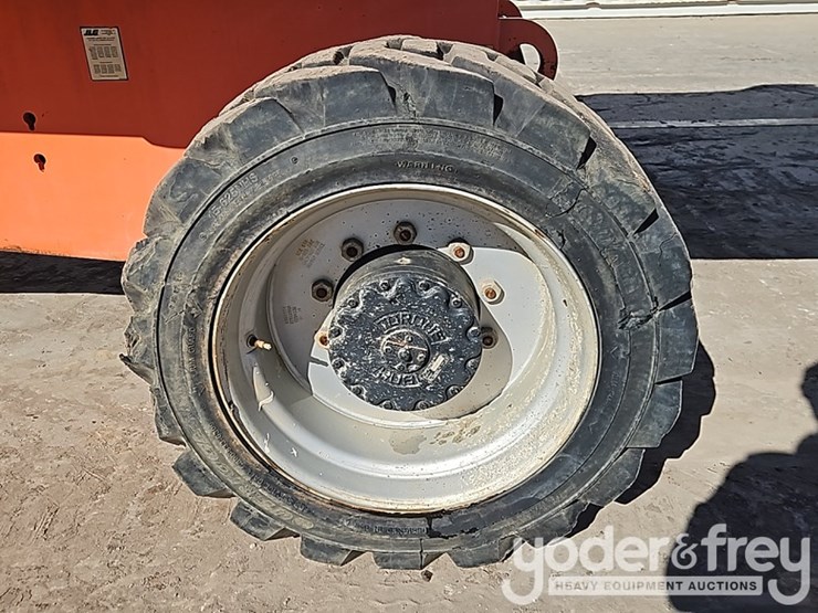 2016-jlg-800s-image-10