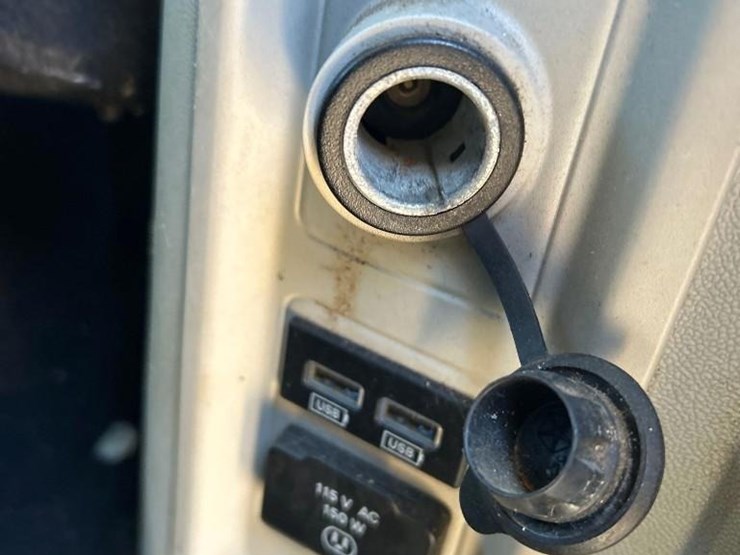 2016-chrysler-town-&-country-image-40