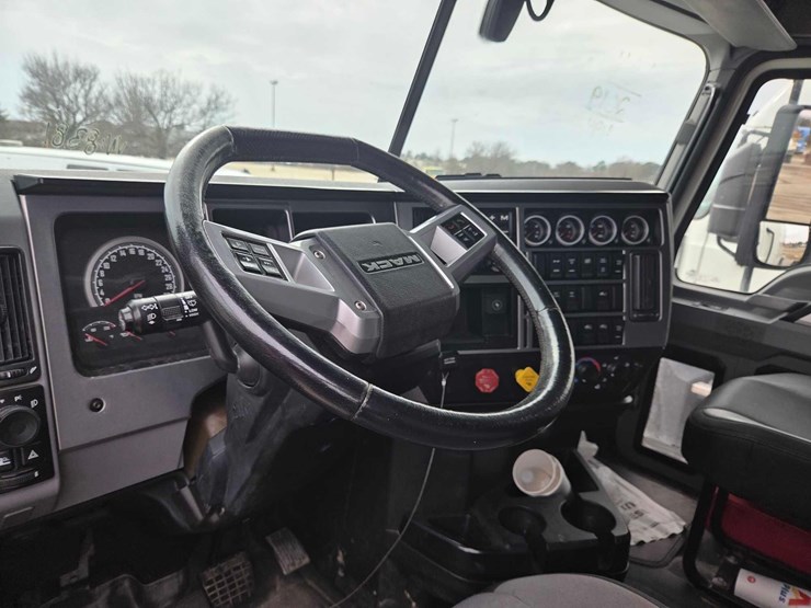 2019-mack-anthem-64t-image-6