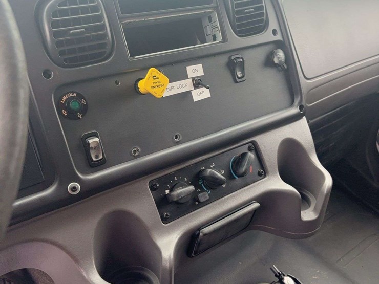 2009-freightliner-business-class-m2-106-image-27