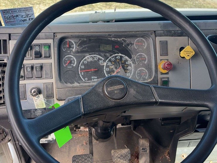 2004-freightliner-fl70-image-24