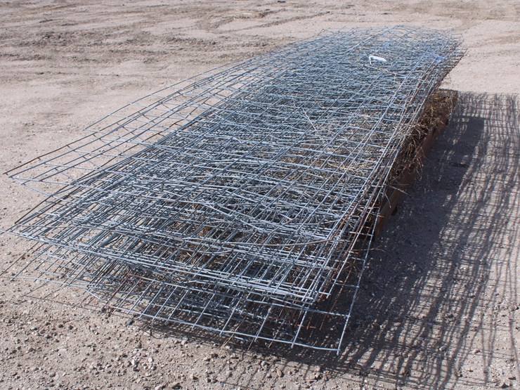 #2085-•-metal-rack-with-approx-30-used-wire-panels-of-assorted-lengths-image-1