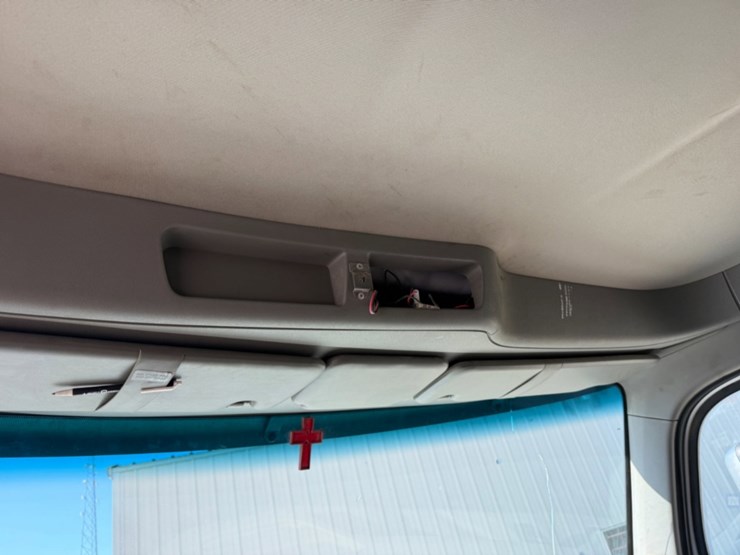 2018-peterbilt-567-image-11