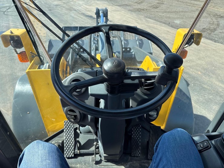 2018-deere-524k-image-28