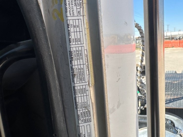 2013-peterbilt-367-image-16