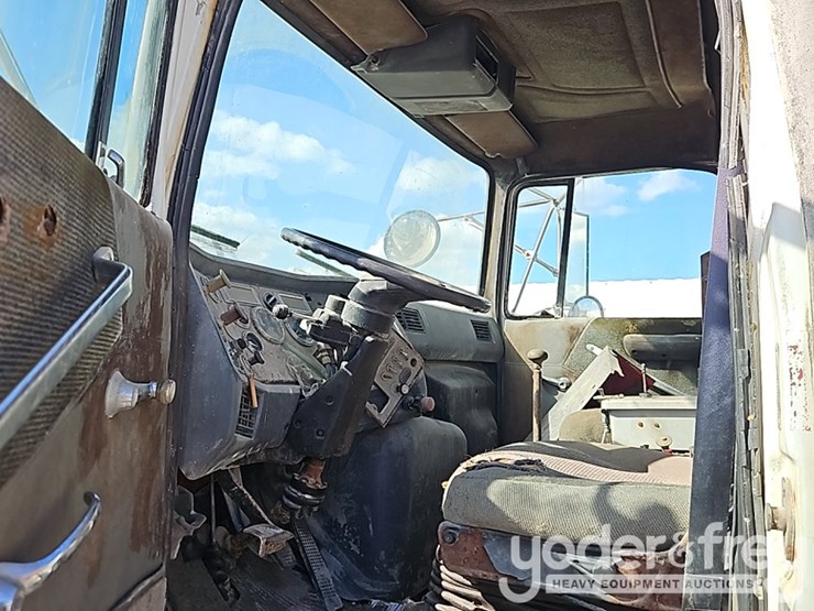 1995-ford-l8000-image-26