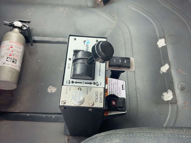 2009-freightliner-business-class-m2-106-image-29