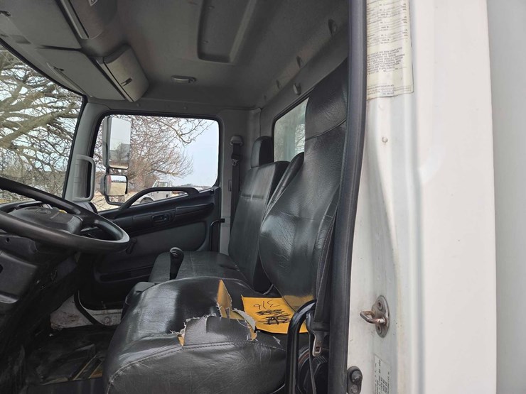 2016-hino-268-image-6