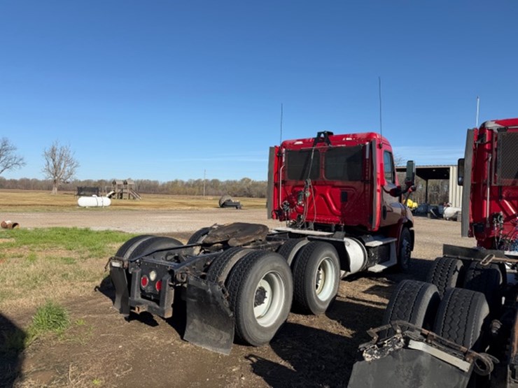 2013-freightliner-cascadia-113-image-4