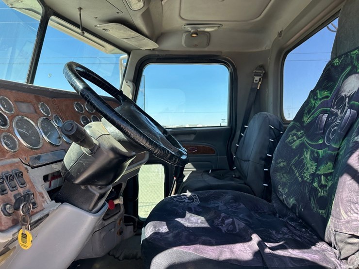 2008-peterbilt-365-image-12