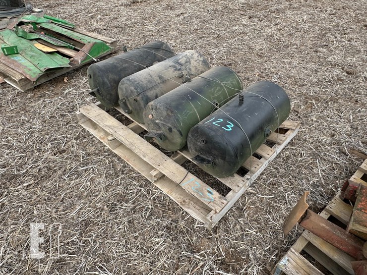 skid-with-air-tanks-image-1