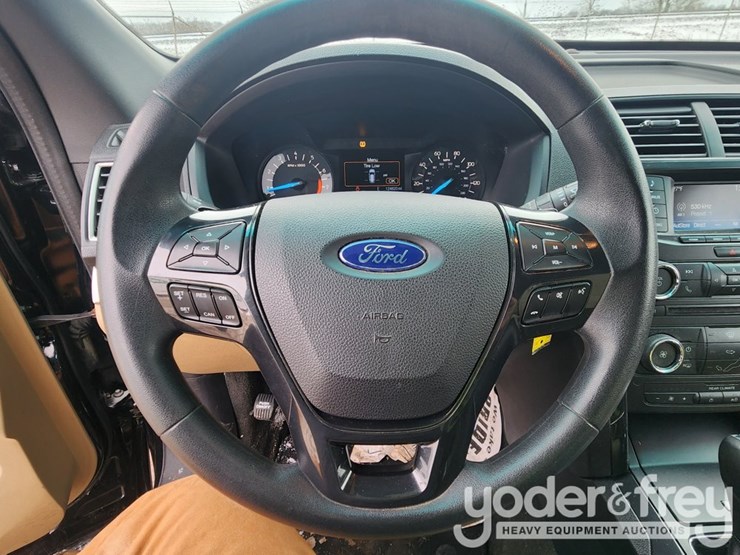 2016-ford-explorer-image-23