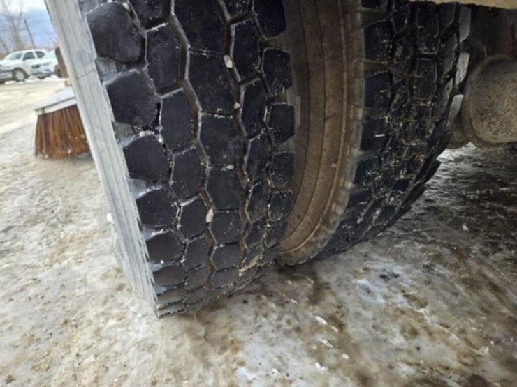 2009-gmc-t7500-image-12