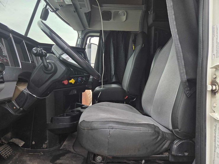 2019-mack-anthem-64t-image-5