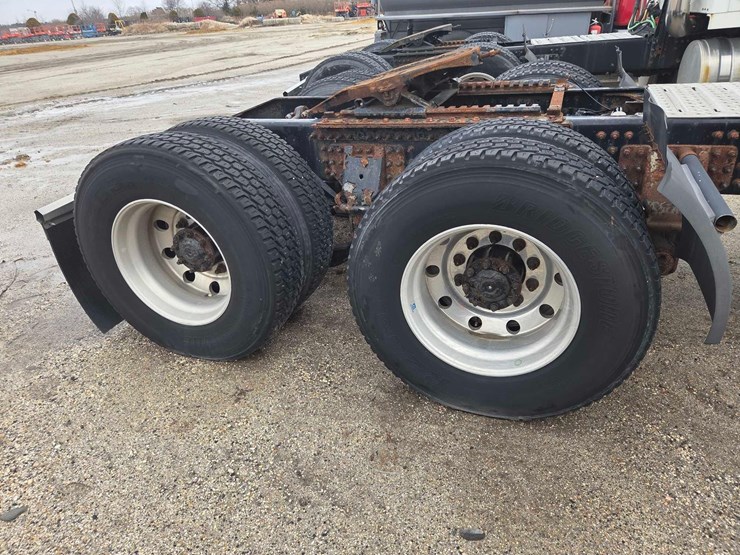 2019-mack-anthem-64t-image-12