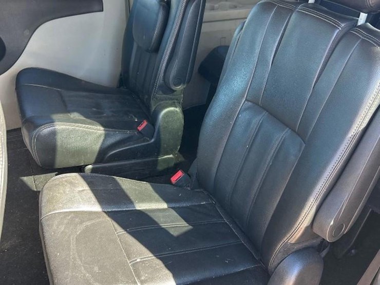 2016-chrysler-town-&-country-image-24