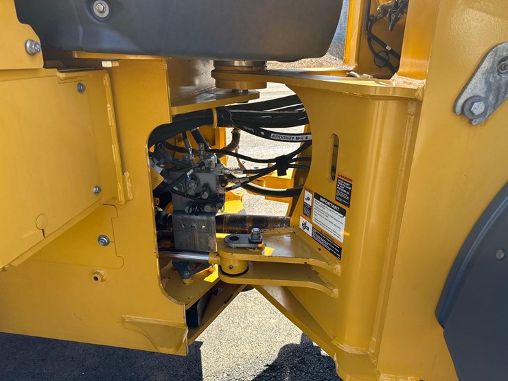 2018-deere-524k-image-11