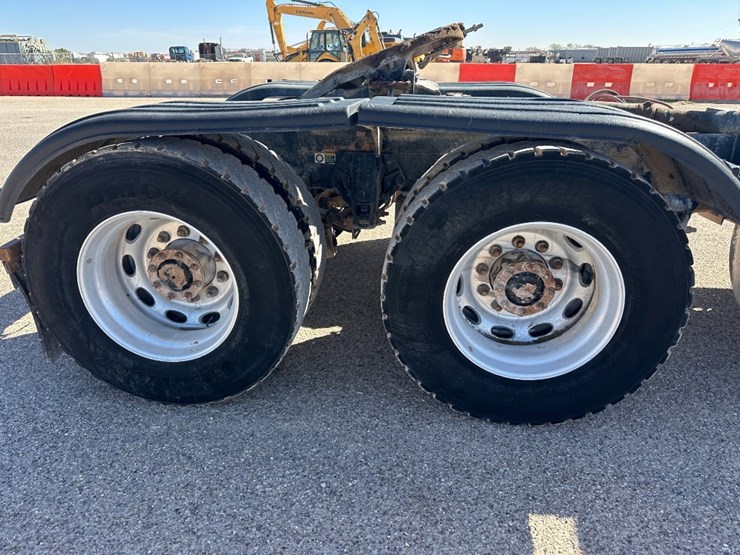 2010-peterbilt-384-image-5