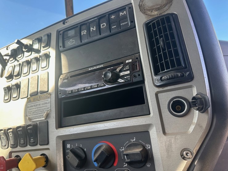 2018-mack-pinnacle-image-9