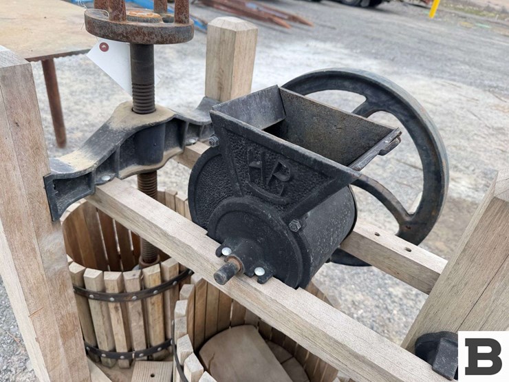 old-fashioned-mechanical-fruit-press-image-9