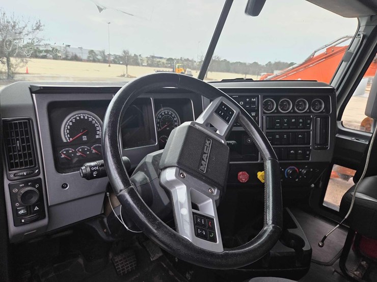 2019-mack-anthem-64t-image-6