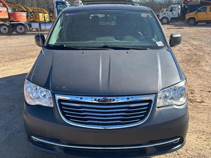 2016-chrysler-town-&-country-image-5