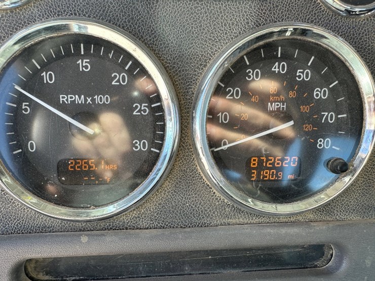 2010-peterbilt-384-image-13